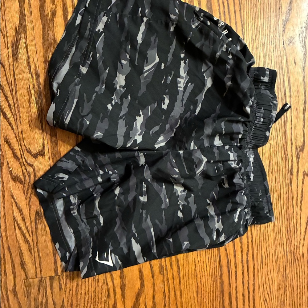 Gym shark Black and Gray Camouflage Shorts size small 5in inseam like new